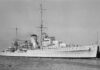 HMNZS Achilles: held van de Slag om de Rio de la Plata HMNZS Achilles, een belangrijke Leander-klasse kruiser, deelnemend aan de Slag om de Rio de la Plata tegen de Admiral Graf Spee.