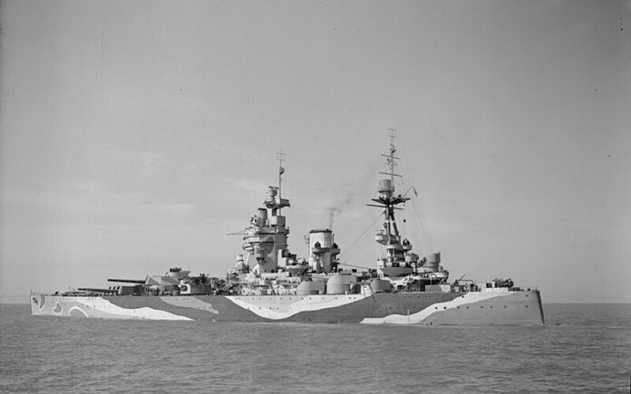 HMS Rodney vaart uit na een refit in Liverpool, 4 mei 1942, klaar voor nieuwe gevechtsoperaties tijdens de Tweede Wereldoorlog.