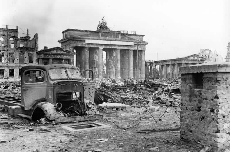Brandenburger Tor en Pariser Platz in Berlijn, 1945, zwaar beschadigd door gevechten en bombardementen tijdens de Slag om Berlijn.