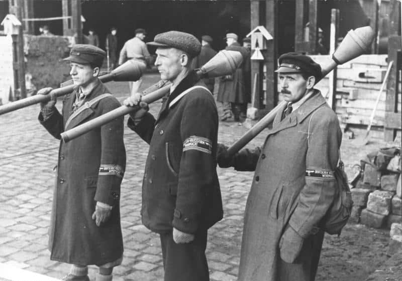 Volkssturm-soldaten met Panzerfausts bewaken een Berlijnse straat tijdens de verdediging van de stad, maart 1945.