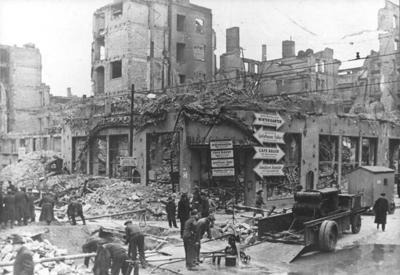 Verwoest variététheater Wintergarten op hoek Friedrich- en Dorotheenstraße in Berlijn, maart/april 1945, omringd door puin.