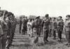 Richard Geoffrey Pine-Coffin: Britse bataljonschef Kolonel Pine-Coffin begeleidt de Britse koning en koningin tijdens inspectie van het 7th Parachute Battalion in 1943.