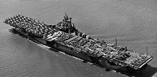 USS Intrepid (CV-11): Amerikaans vliegdekschip WOII USS Intrepid CV-11 op zee tijdens WOII met vliegtuigen op het dek van de Amerikaanse marine.