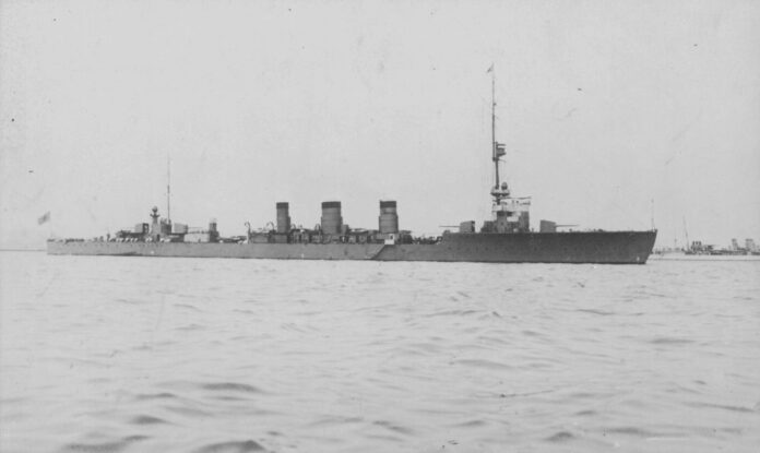 Japanse lichte kruiser Tenryu afgemeerd in Yokosuka in 1925, gezien vanaf de kade met duidelijk zicht op romp en bovenbouw.