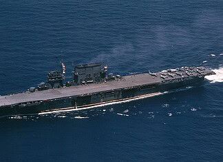 Vliegdekschepen in WO2: Japan vs Verenigde Staten Amerikaans vliegdekschip USS Saratoga in 1942 met F4F Wildcat-, SBD Dauntless- en TBF Avenger-vliegtuigen op het dek