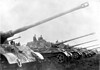Tiger II (Königstiger): ontwerp en inzet, 1944–45. Tiger II tanks met smalle transportrupsen opgesteld in formatie op oefenterrein Sennelager, vóór vertrek naar Hongarije