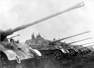 Tiger II (Königstiger): ontwerp en inzet, 1944–45. Tiger II tanks met smalle transportrupsen opgesteld in formatie op oefenterrein Sennelager, vóór vertrek naar Hongarije