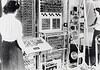 Colossus codekraakmachine in Bletchley Park 1944 Colossus codekraakmachine met operators in Bletchley Park tijdens analyse van Duitse Lorenz-berichten in 1944