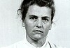 Maria Mandl en haar rol in Auschwitz-Birkenau Maria Mandl na haar arrestatie door Amerikaanse legeronderdelen op 10 augustus 1945, kort na haar aanhouding in Duitsland.