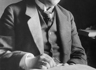 Matthias Erzberger en de Weimarrepubliek Matthias Erzberger in 1919, Duitse politicus en minister van Financiën tijdens de Weimarrepubliek, formeel portret