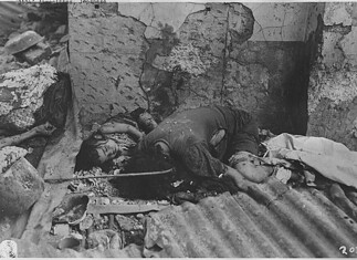 Bloedbad van Manila tijdens de Slag om Manila 1945 Filipino moeder en kinderen gedood door Japanse soldaten tijdens het bloedbad van Manila in 1945 in een stedelijke omgeving