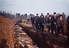 Concentratiekamp Mittelbau-Dora en raketproductie Amerikaanse soldaten laten burgers uit Nordhausen lichamen van gevangenen uit concentratiekamp Mittelbau-Dora begraven in massagraven, 1945.