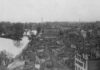 Slag om Heilbronn 1945: gevecht aan de Neckar Heilbronn na 1945 met de Neckar, eiland Hefenweiler, resten van de Neckarbrug en de beschadigde voorzijde van het Deutschordensmünster.