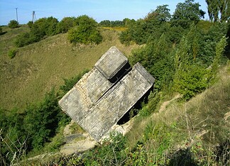 Pommernwall in Pommeren: bouw, strijd en betekenis Restanten van Duitse bunkers bij een oude steenfabriek in Pommeren, deels overgroeid en zichtbaar in het landschap