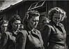 SS-Aufseherinnen concentratie kampen 1939-1945 SS vrouwen kampbewakers worden opgesteld voor arbeid bij het opruimen van overleden gevangenen binnen een concentratiekamp