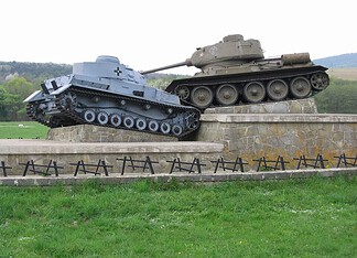 West-Karpatisch offensief 1945 in Slowakije Monument bij Dukla-pas in Slowakije met Duitse Panzer IV J en Sovjet T-34-85 ter herinnering aan de strijd van 1944