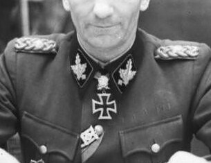 Herbert Otto Gille 1897-1966 SS-commandant Portret van SS-Gruppenführer Herbert Gille met onderscheidingen aan bureau, voorjaar 1944