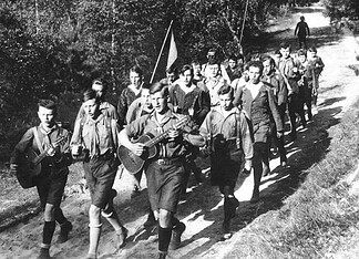 Wandervogel in Steglitz 1896 jeugdbeweging Groep Wandervogel jongeren tijdens wandeling met gitaren in natuur circa 1930 zwart-wit