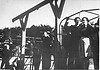 Johann Pauls: Stutthof proces Gdańsk 1946 Johann Pauls vlak voor executie door ophanging in Gdańsk 1946, bewaakt en geboeid bij galg tijdens openbaar proces