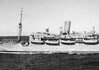 HMAS Westralia: Australisch Hulpoorlogsschip HMAS Westralia onderweg naar Milne Bay met landingsvaartuigen, radarinstallaties en luchtafweerbewapening.