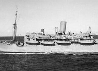 HMAS Westralia: Australisch Hulpoorlogsschip HMAS Westralia onderweg naar Milne Bay met landingsvaartuigen, radarinstallaties en luchtafweerbewapening.