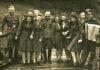 SS-Gefolge nazi-Duitsland vrouwen SS rol 1938-45 Nazi-officieren en vrouwelijke Helferinnen poseren op houten brug bij Solahuette, man rechts met accordeon zichtbaar
