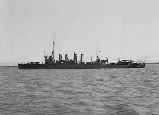 USS Hovey Luzon 1945 torpedotreffer en verlies USS Hovey DMS-11 bij Mare Island 1942 met vier schoorstenen en bewapening zichtbaar langs dek en opbouw