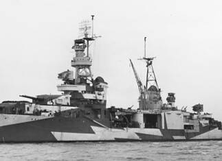 USS Louisville CA-28 in de Stille Oceaan 1941-1945 USS Louisville (CA-28) voor Mare Island Naval Shipyard in Californië, december 1943, met camouflagepatroon Measure 32.