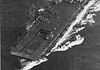 USS Manila Bay 1944 bij Leyte als escortcarrier Oorlogsschip USS Manila Bay vaart in de Stille Oceaan tijdens luchtoperaties als escortcarrier in 1944 tijdens WO2