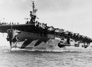 USS Salamaua CVE-96 Pacific oorlog 1944-1946 USS Salamaua escortcarrier varend bij San Francisco met SC-2 en SPS-4 radar zichtbaar op de masten tijdens dienstperiode
