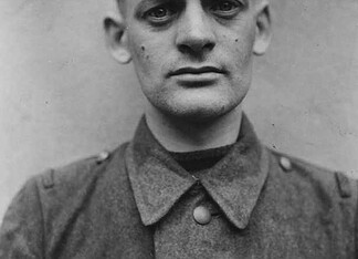 Franz Stärfl en Kleinbodungen tijdens WOII Franz Stärfl in Britse gevangenschap in 1945 na zijn arrestatie wegens oorlogsmisdrijven tijdens de Tweede Wereldoorlog