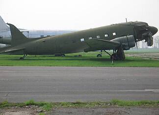 Lisunov Li-2 Sovjet transportvliegtuig 1939-1954 Lisunov Li-2 transportvliegtuig op een vliegveld tijdens een operationele inzet in de Sovjet-Unie