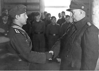 Matthias Kleinheisterkamp in strijd bij Halbe 1945 SS-Obergruppenführer Matthias Kleinheisterkamp reikt het Ridderkruis van het IJzeren Kruis uit aan Walter Rappholz