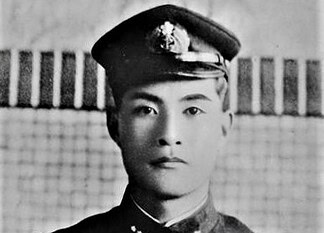 Yukio Seki en de aanval op USS St. Lo Yukio Seki kort na zijn huwelijk in juni 1944, gekleed in uniform als luitenant van de Japanse Keizerlijke Marine.