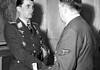 Walter Nowotny: piloot van de Luftwaffe Adolf Hitler overhandigt kapitein Walter Nowotny eikenloof met zwaarden en diamanten na diens 250ste overwinning in de lucht.