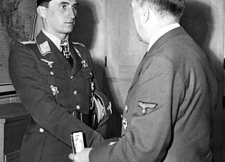Walter Nowotny: piloot van de Luftwaffe Adolf Hitler overhandigt kapitein Walter Nowotny eikenloof met zwaarden en diamanten na diens 250ste overwinning in de lucht.
