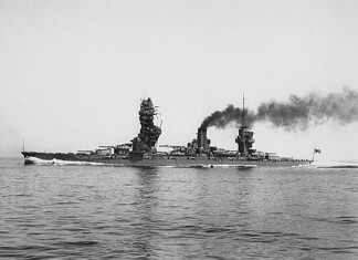 Fusō: Japans slagschip in dienst van 1915 tot 1944 Imperial Japanese Navy battleship Fusō conducting post-reconstruction sea trials in 1933 after extensive modernization.