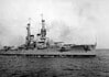 USS Arkansas BB-33: Amerikaans slagschip USS Arkansas (BB-33) vaart tijdens de Eerste Wereldoorlog, circa 1918, gefotografeerd op zee met bemanning aan dek zichtbaar.