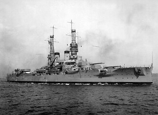 USS Arkansas BB-33: Amerikaans slagschip USS Arkansas (BB-33) vaart tijdens de Eerste Wereldoorlog, circa 1918, gefotografeerd op zee met bemanning aan dek zichtbaar.