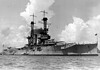 USS Florida (BB-30): Amerikaans slagschip USS Florida (BB-30) ligt omstreeks 1921 voor anker in een haven, gefotografeerd door voormalig hoofdfotograaf Gustave Maurer.