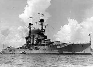USS Florida (BB-30): Amerikaans slagschip USS Florida (BB-30) ligt omstreeks 1921 voor anker in een haven, gefotografeerd door voormalig hoofdfotograaf Gustave Maurer.