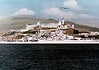 USS Oklahoma (BB-37): geschiedenis en ondergang USS Oklahoma (BB-37) passeert de gevangenis van Alcatraz in de Baai van San Francisco, Californië, gedurende de jaren dertig.