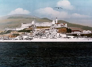 USS Oklahoma (BB-37): geschiedenis en ondergang USS Oklahoma (BB-37) passeert de gevangenis van Alcatraz in de Baai van San Francisco, Californië, gedurende de jaren dertig.