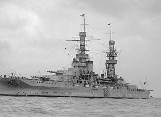 USS Pennsylvania (BB-38): Amerikaans slagschip USS Pennsylvania op zee, vermoedelijk gefotografeerd tijdens het bezoek van het Amerikaanse slagschip aan Australië in 1925.