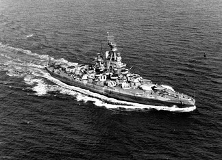 USS Nevada (BB-36): Amerikaans slagschip 1916-1946 USS Nevada (BB-36) vaart op 17 september 1944 voor de Amerikaanse Atlantische kust, gezien vanuit een luchtschip van ZP-12.