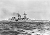 Admiral Scheer: Duitse zware kruiser 1934-1945 Admiral Scheer op zee met de aangetreden bemanning in paradeopstelling aan dek, gezien vanaf de stuurboordzijde van het schip