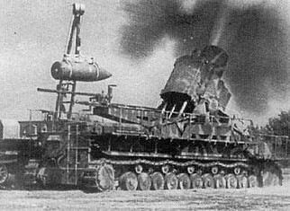 Karl-Gerät 040/041 Duitse belegeringsmortier Gerät 040 Karl-Mörser Ziu met een kaliber van 600 mm, een Duitse zelfrijdende belegeringsmortier uit de Tweede Wereldoorlog
