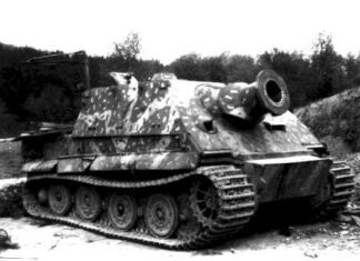 Sturmtiger Duitse aanvalsmortier 1944 Amerikaanse troepen bij een intact buitgemaakte Sturmpanzer VI Sturmtiger, gefotografeerd op 14 april 1945.