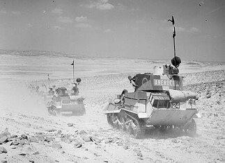 Western Desert Force in Egypte 1940 woestijnstrijd Britse lichte tanks trekken in 1940 door de Egyptische woestijn tijdens de Westelijke Woestijncampagne.
