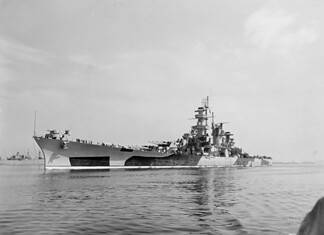 USS Alaska (CB-1): slagkruiser in WO2 De Amerikaanse slagkruiser USS Alaska (CB-1) op 30 juli 1944 bij de Philadelphia Navy Yard in Pennsylvania, Verenigde Staten.